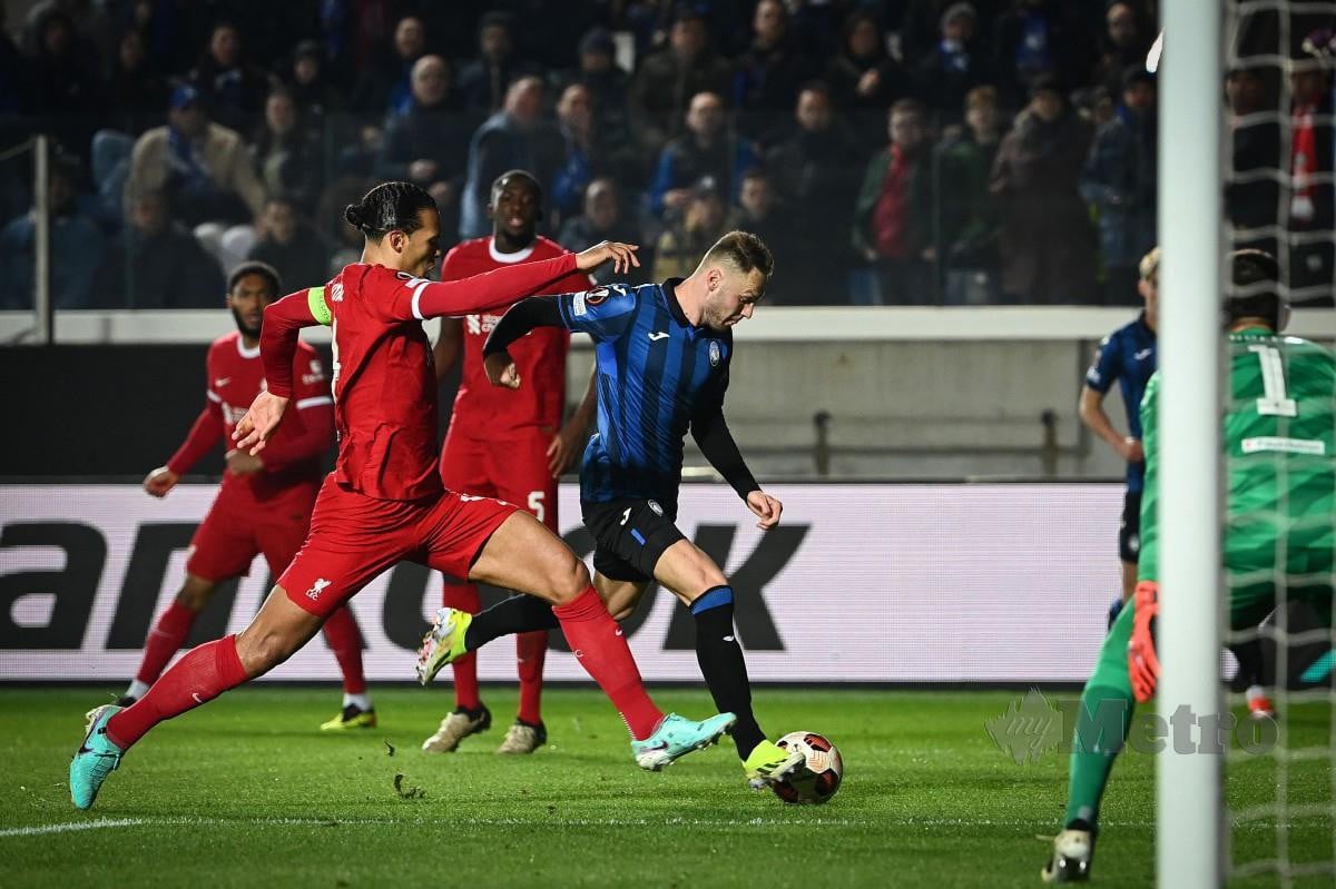 VIRGIL van Dijk cuba menembusi pertahanan Atalanta namun gagal meledak gol. -FOTO AFP 