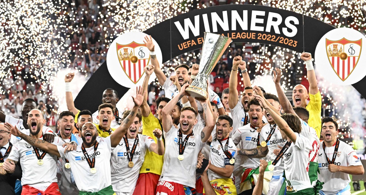 PEMAIN meraikan kejayaan Sevilla merangkul gelaran ketujuh Liga Europa. -FOTO AFP 