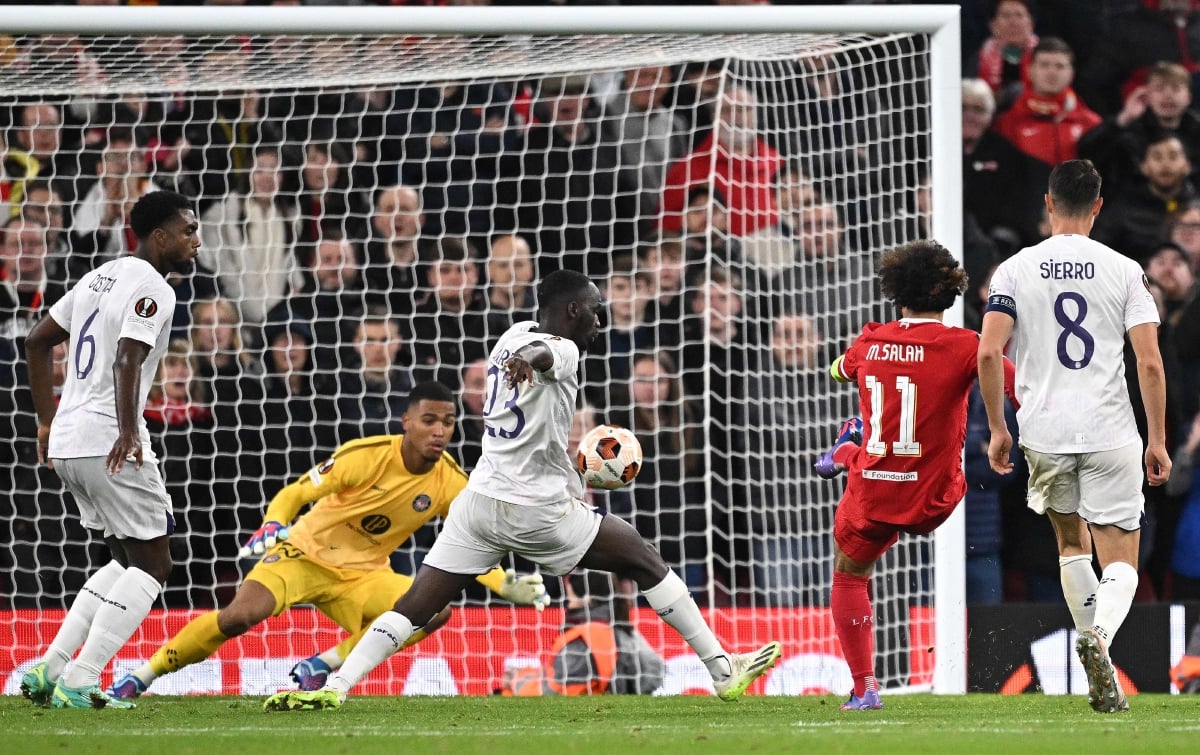 AKSI Salah menjaringkan gol kelima Liverpool ketika menentang Toulouse di Anfield. FOTO AFP