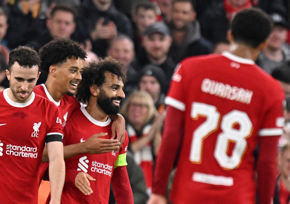 SALAH (tengah) sekali lagi akan menjadi taruhan Liverpool apabila turun berdepan Nottingham Forest. -FOTO AFP