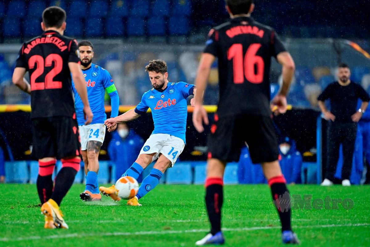 Penyerang Napoli, Dries Mertens melakukan jaringan pada aksi Liga Europa. FOTO AFP