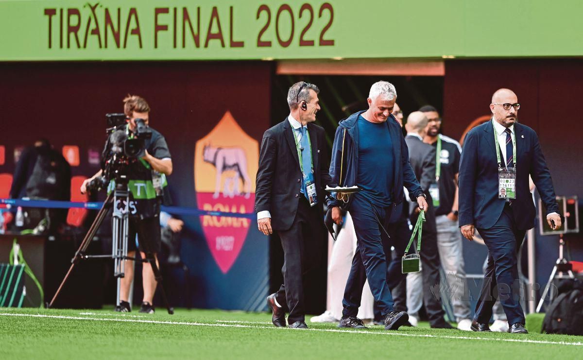 PENGURUS Roma, Jose Mourinho (tengah) berjalan selepas memeriksa padang di National Arena di Tirana menjelang final Liga Konferensi menentang Feyenoord. FOTO AFP