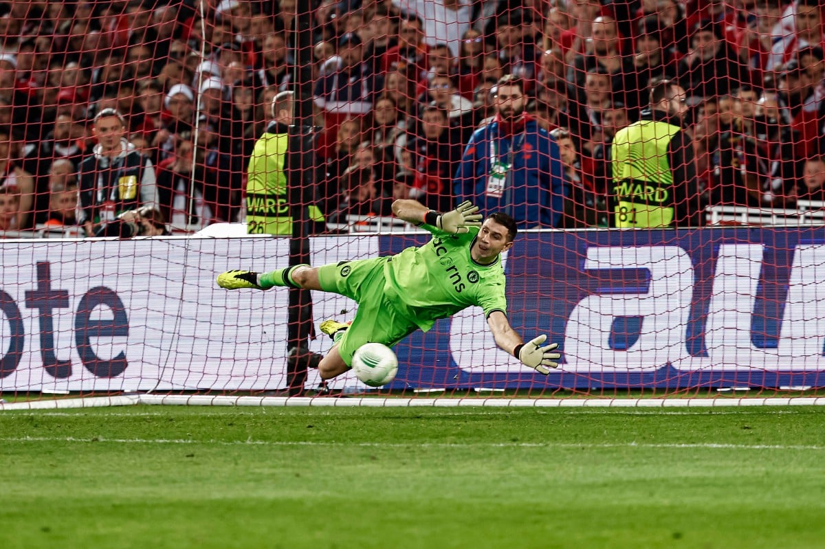 MARTINEZ menyelamatkan dua penalti untuk membawa Villa ke separuh akhir Liga Konferens Eropah. -FOTO AFP 