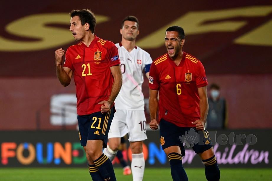 OYARZABAL (kiri) meraikan jaringannya bersama pemain tengah Sepanyol, Mikel Merino. FOTO AFP