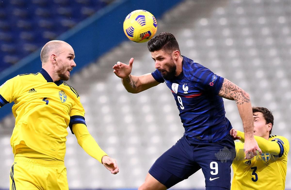 Penyerang Perancis, Olivier Giroud menanduk gol ketiga pasukannya berdepan Sweden dalam aksi Liga Negara-Negara di Paris. FOTO AFP