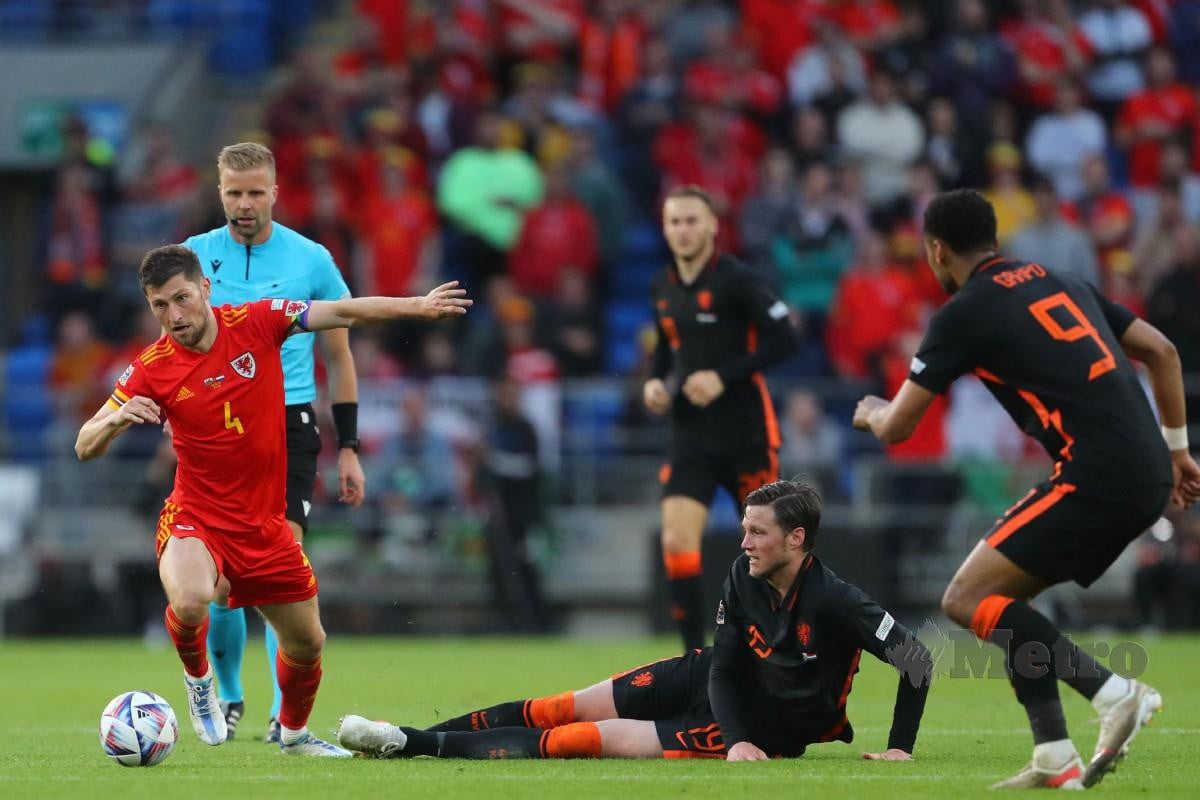 WALES menentang Belanda dalam aksi Liga Negara-Negara. -FOTO AFP