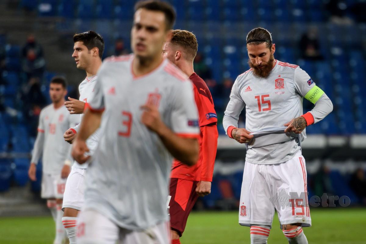 Pertahanan Sepanyol, Sergio Ramos kecewa selepas gagal menyempurnakan penalti kedua pasukannya pada aksi Piala Negara-Negara. FOTO AFP
