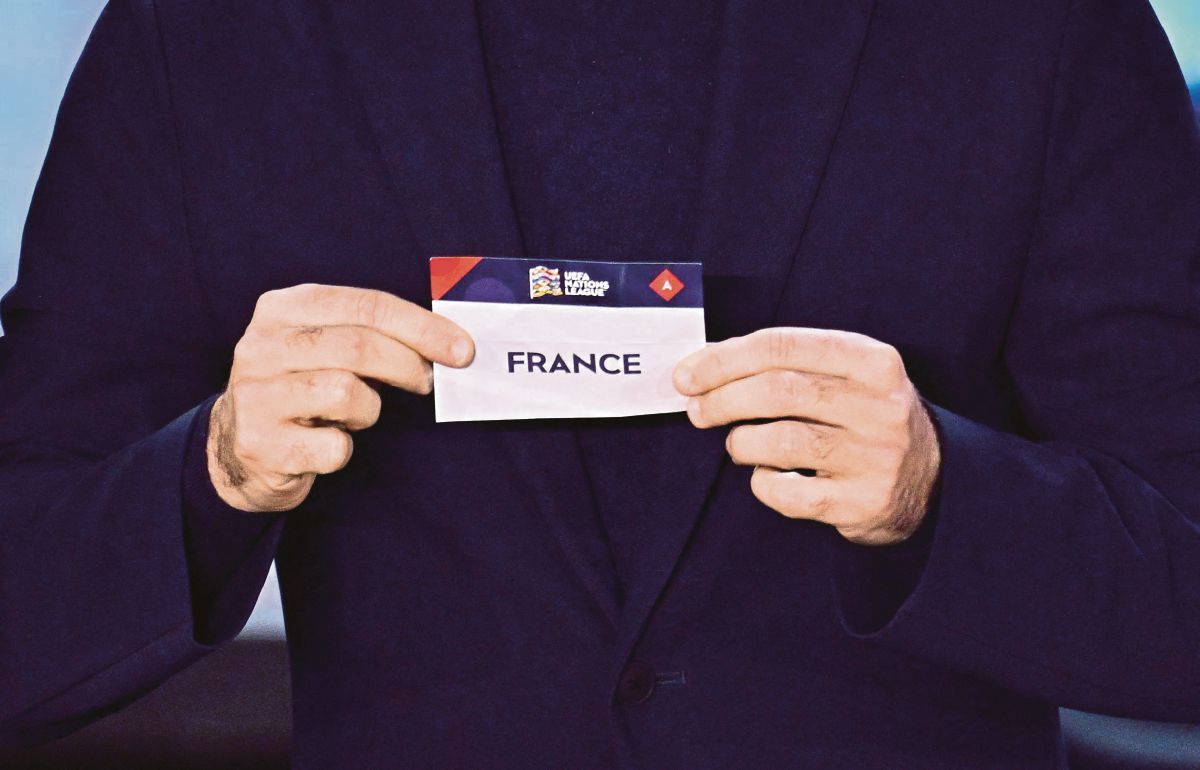 PEMAIN Sepanyol Juan Mata memperlihatkan kertas tertera Perancis ketika sesi undian Liga Negara-Negara Uefa   2024/25 di Maison de la Mutualite di  Paris.