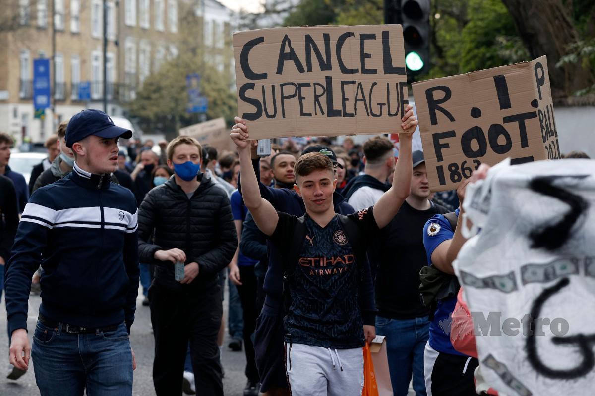 PENYOKONG melakukan demonstrasi di luar Stamford Bridge menentang cadangan penganjuran ESL. FOTO AFP