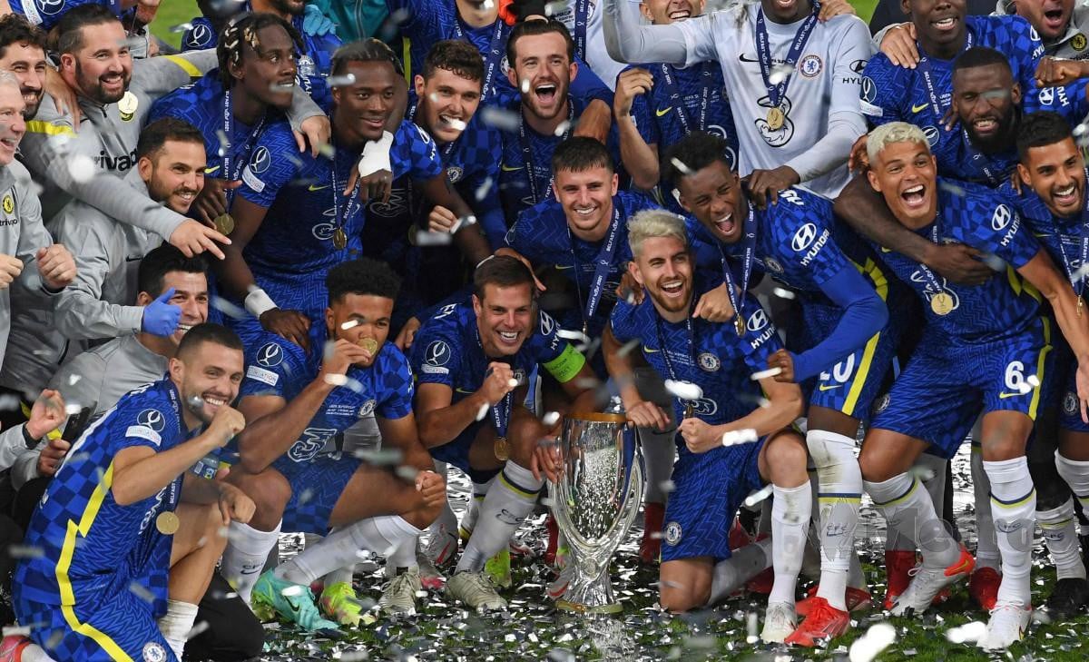 PEMAIN Chelsea gembira selepas memulakan kempen musim baru dengan memenangi Piala Super UEFA selepas menumpaskan Villarreal menerusi penentuan penalti. FOTO AFP