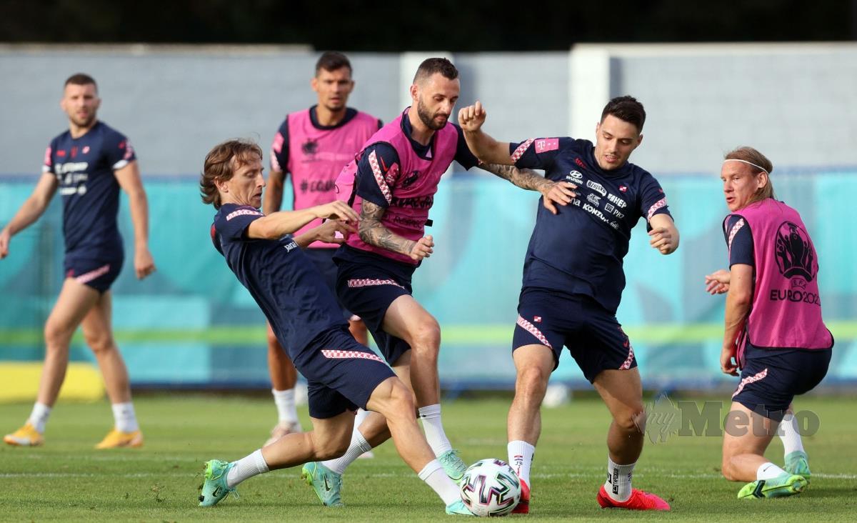 KAPTEN Croatia, Luka Modric (kiri) berlatih bersama rakan sepasukannya menjelang perlawanan menentang Scotland, esok. FOTO AFP