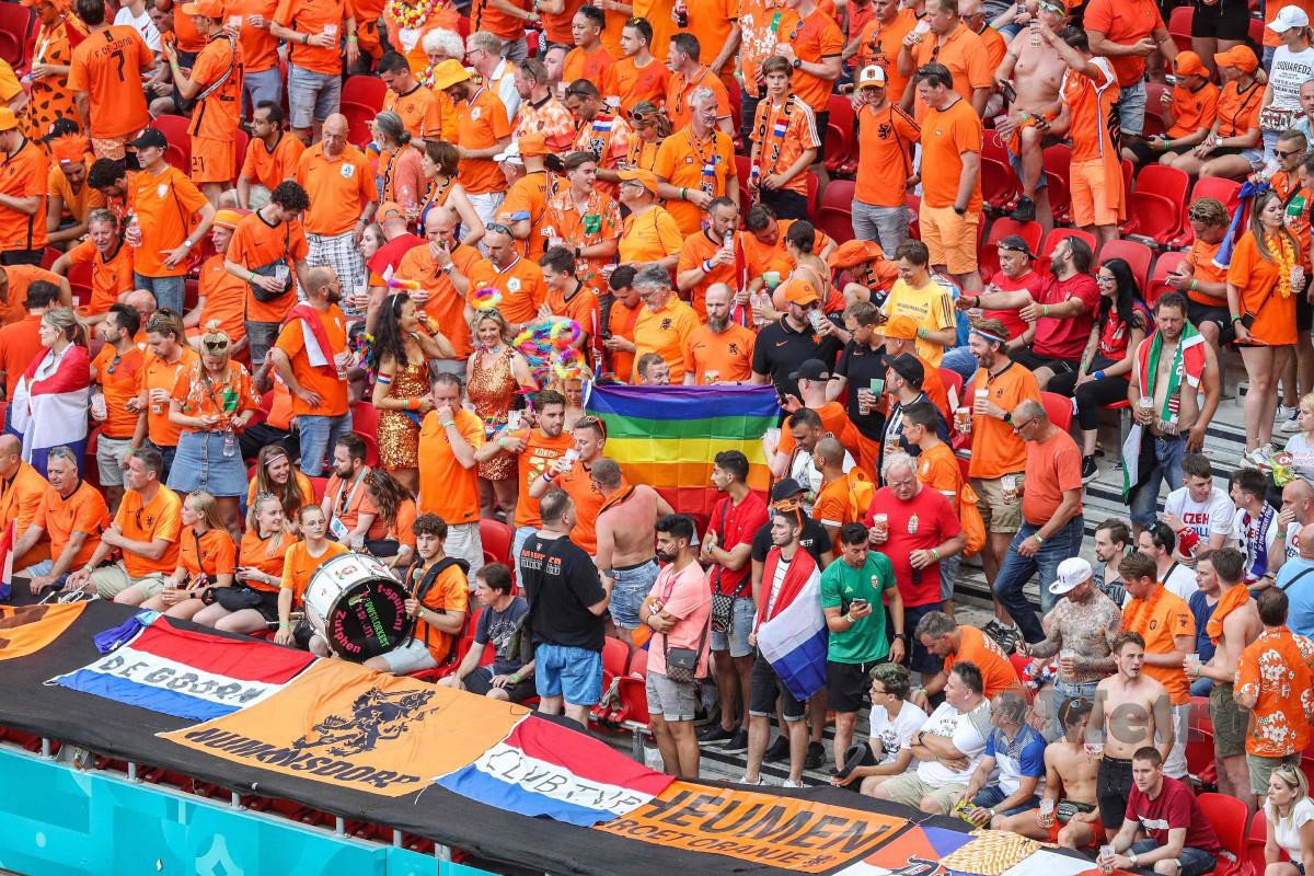 PENYOKONG Belanda dilihat memegang bendera berwarna pelangi. FOTO AFP