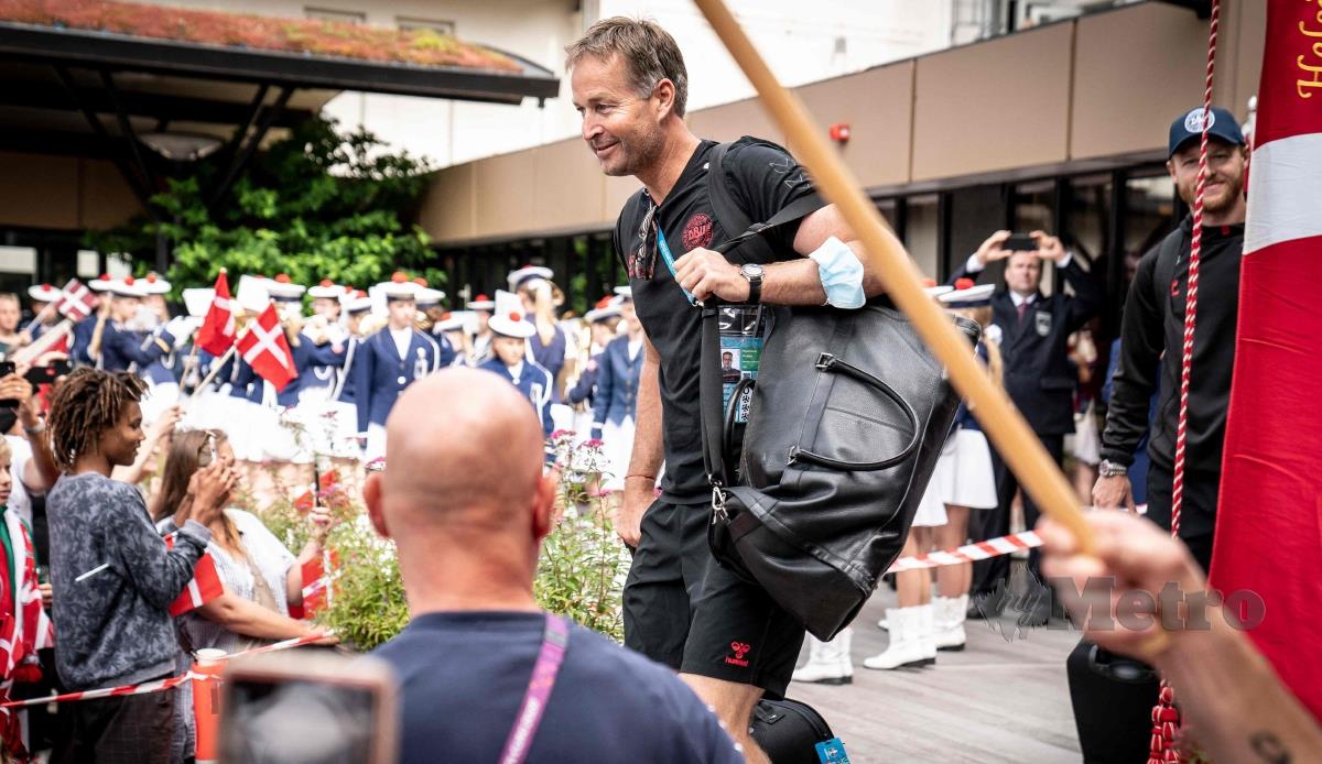 JURULATIH Denmark, Kasper Hjulmand meninggalkan hotel pasukan di Helsingor, hari ini untuk bergerak ke London menjelang aksi separuh akhir Euro 2020 bertemu England di Wembley, esok. FOTO AFP