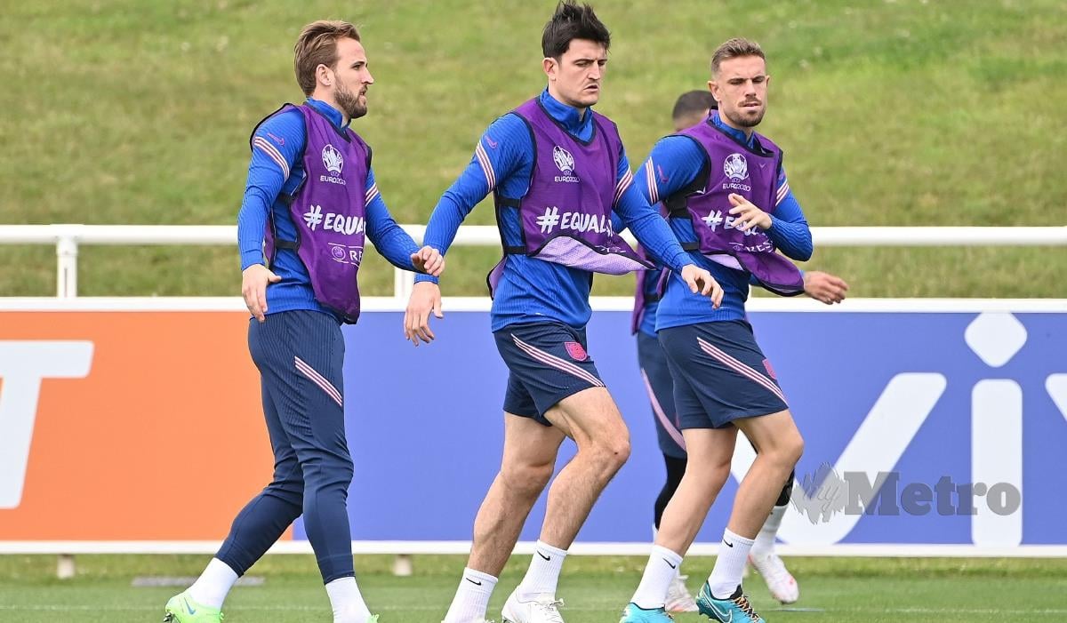 KAPTEN England, Harry Kane (kiri) bersama Harry Maguire dan Jordan Henderson berlatih menjelang final Euro 2020 menentang Itali, malam esok. FOTO AFP