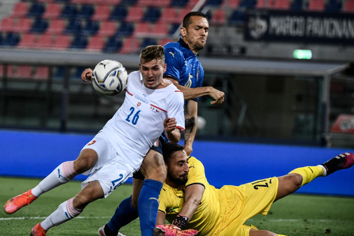 GIANLUIGI Donnarumma beraksi dengan cemerlang mengawal pintu gol Itali. - FOTO AFP