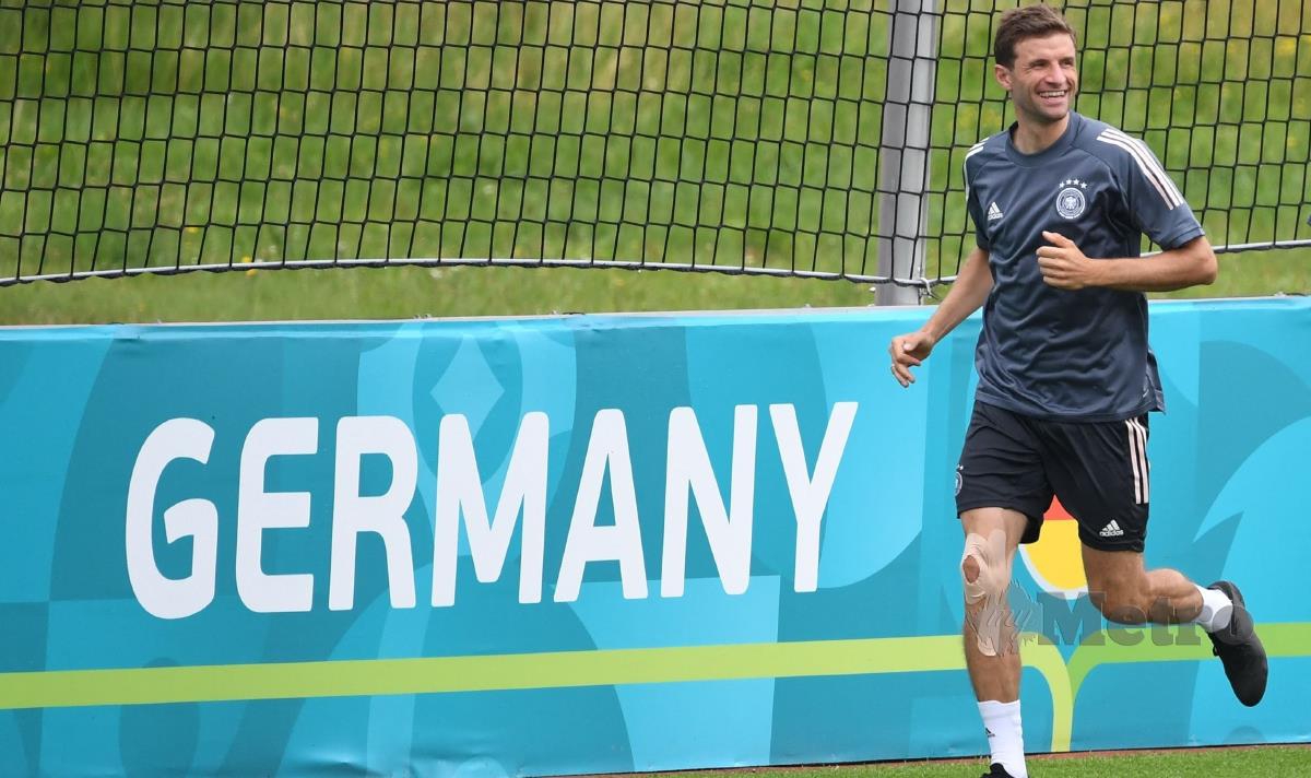 BINTANG Jerman, Thomas Mueller berlatih sendirian menjelang perlawanan Kumpulan F menentang Hungary, malam esok. FOTO AFP