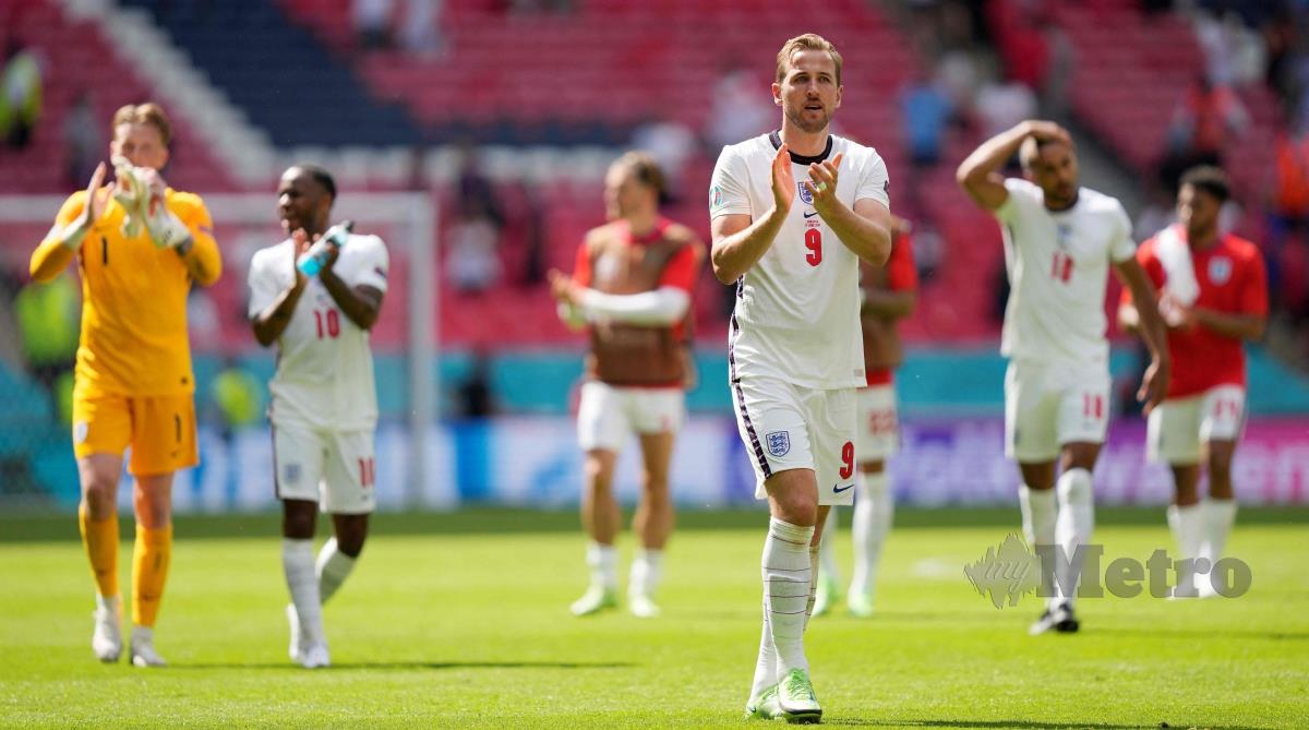 KAPTEN England, Harry Kane bersama rakan sepasukan meraikan penyokong selepas menang 1-0 ke atas Croatia di Wembley, semalam. FOTO AFP.