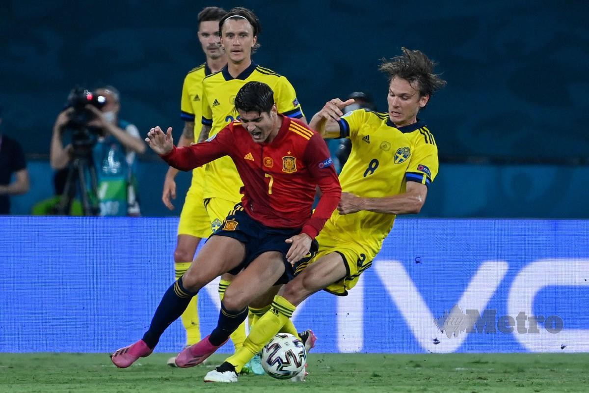 MORATA (tengah) gagal menjaringkan gol untuk Sepanyol pada perlawanan hari ini. FOTO AFP