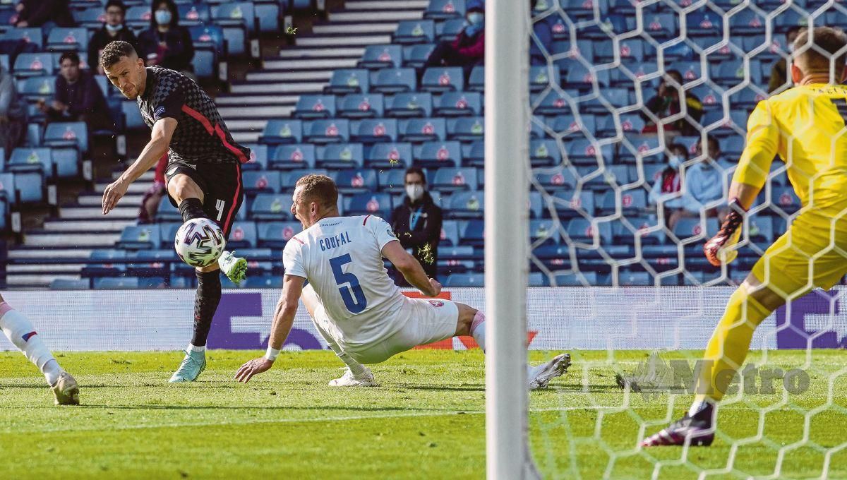 PENYERANG Croatia, Ivan Perisic merembat masuk gol penyamaan untuk pasukannya seri 1-1 dengan Republik Czech, hari ini. FOTO AFP