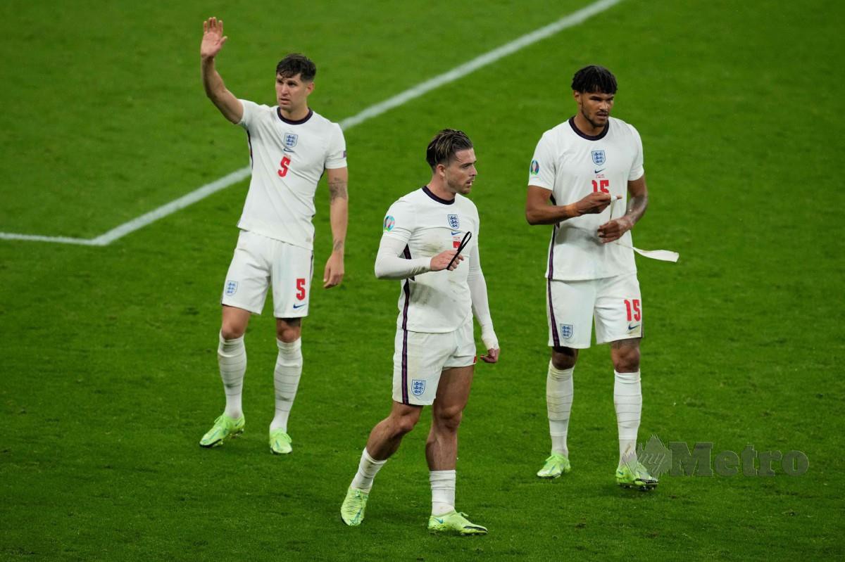 REAKSI kecewa barisan pemain England, John Stones (kiri), Jack Grealish dan Tyrone Mings selepas tamat perlawanan. FOTO AFP