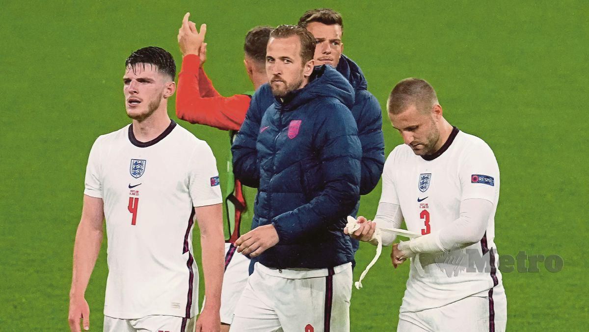 BEK kiri England, Luke Shaw (kanan) bersama Harry Kane dan Declan Rice (kiri) selepas perlawanan dengan Scotland di Wembley, malam tadi. FOTO AFP.