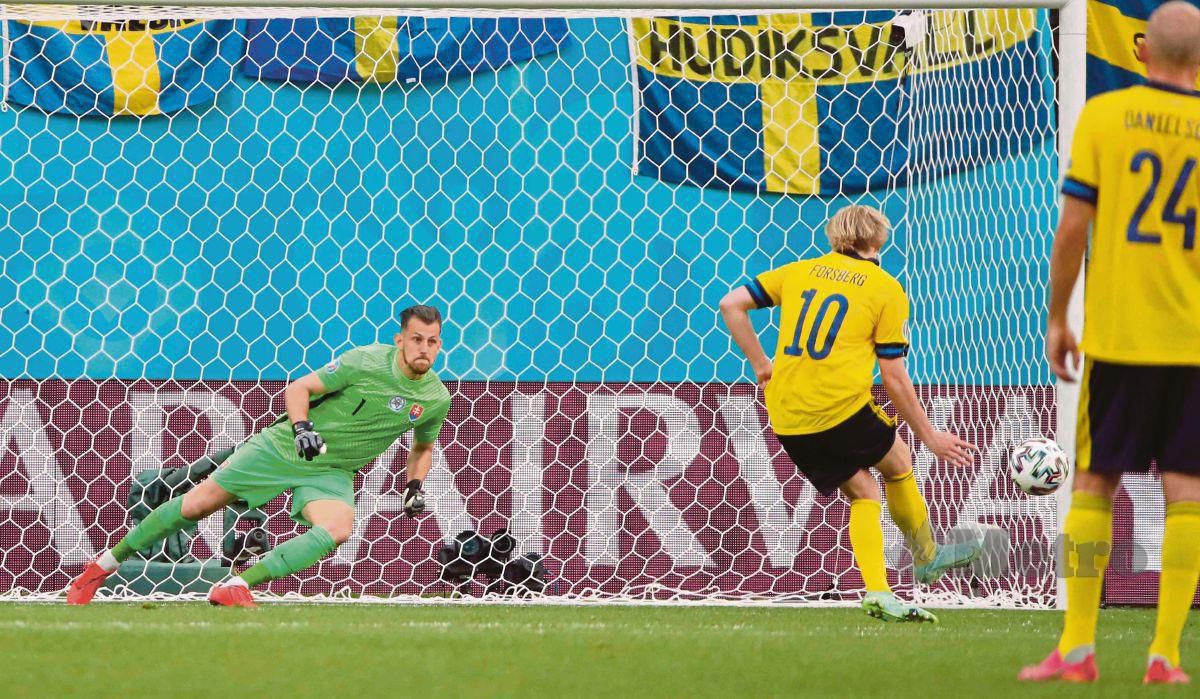 PEMAIN tengah, Emil Forsberg menyempurnakan sepakan penalti bagi membolehkan Sweden mengatasi Slovakia 1-0, sekali gus menduduki tangga teratas Kumpulan E Euro 2020, hari ini. FOTO AFP