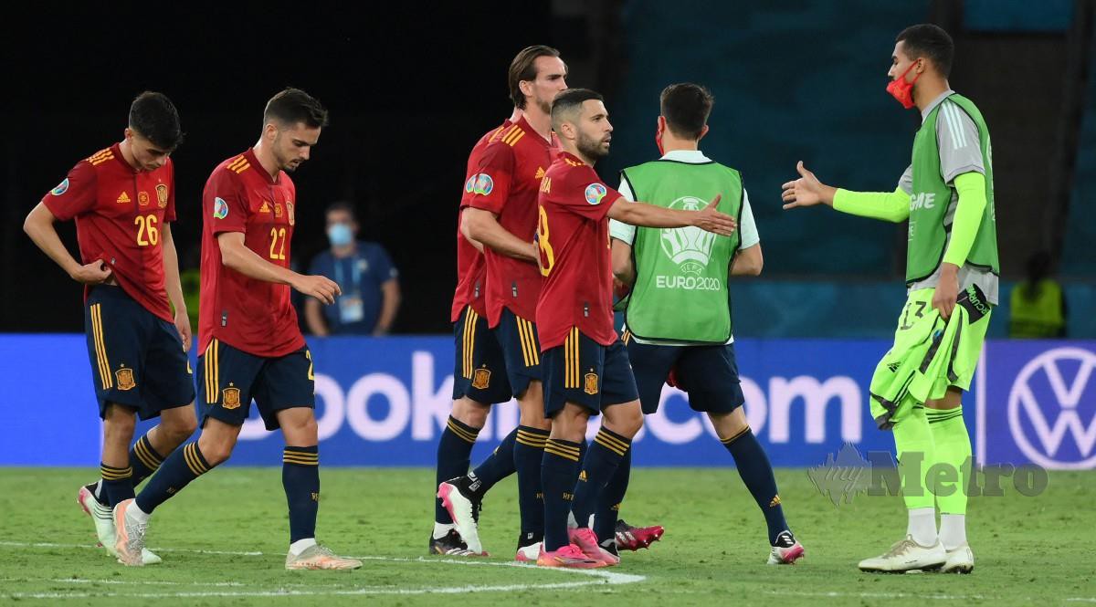 PEMAIN Sepanyol kecewa selepas hanya seri 1-1 dengan Poland awal pagi tadi. FOTO AFP