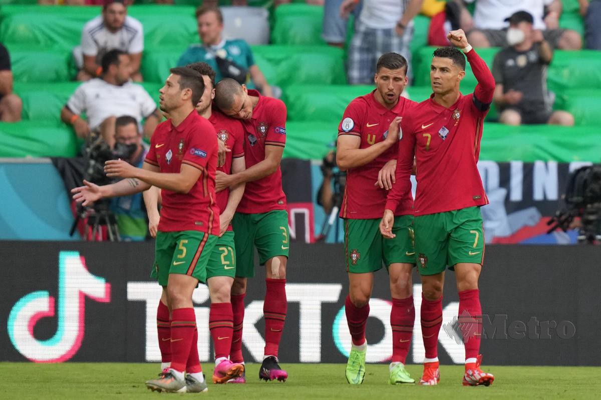 RONALDO (kanan) serta barisan pemain Portugal lain berdepan tugas sukar bertemu Perancis. FOTO AFP