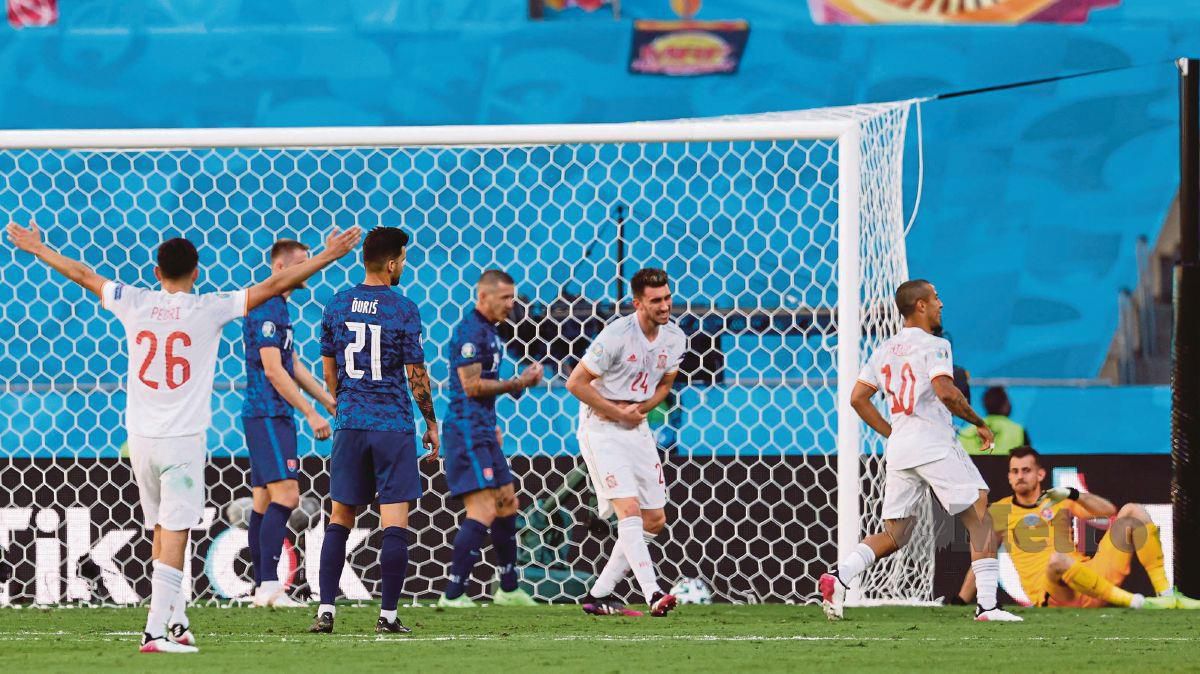 PEMAIN Sepanyol meraikan gol kelima ketika membelasah Slovakia 5-0 pada perlawanan Kumpulan E di Seville, hari ini. FOTO AFP