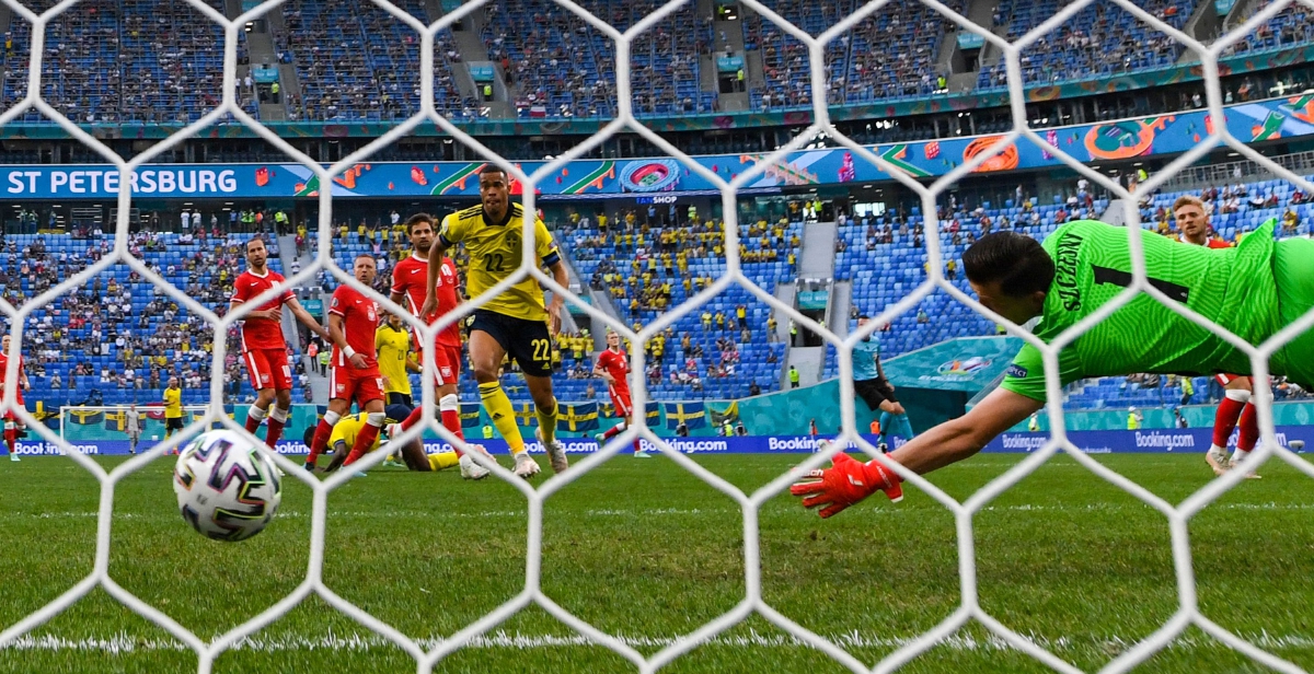 PENJAGA gol Poland, Wojciech Szczesny gagal menyelamatkan gawangnya daripada ditembusi  Forsberg. FOTO AFP