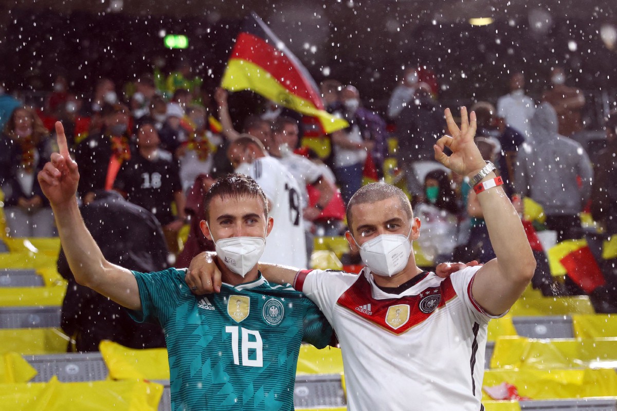Reaksi dua penyokong Jerman ketika berdepan Hungary di Allianz Arena, Munich pada saingan Euro 2020. FOTO AFP