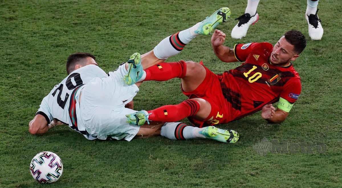 HAZARD (kanan) mengalami kecederaan hamstring ketika bertemu Portugal di pusingan kedua Euro 2020. FOTO AFP