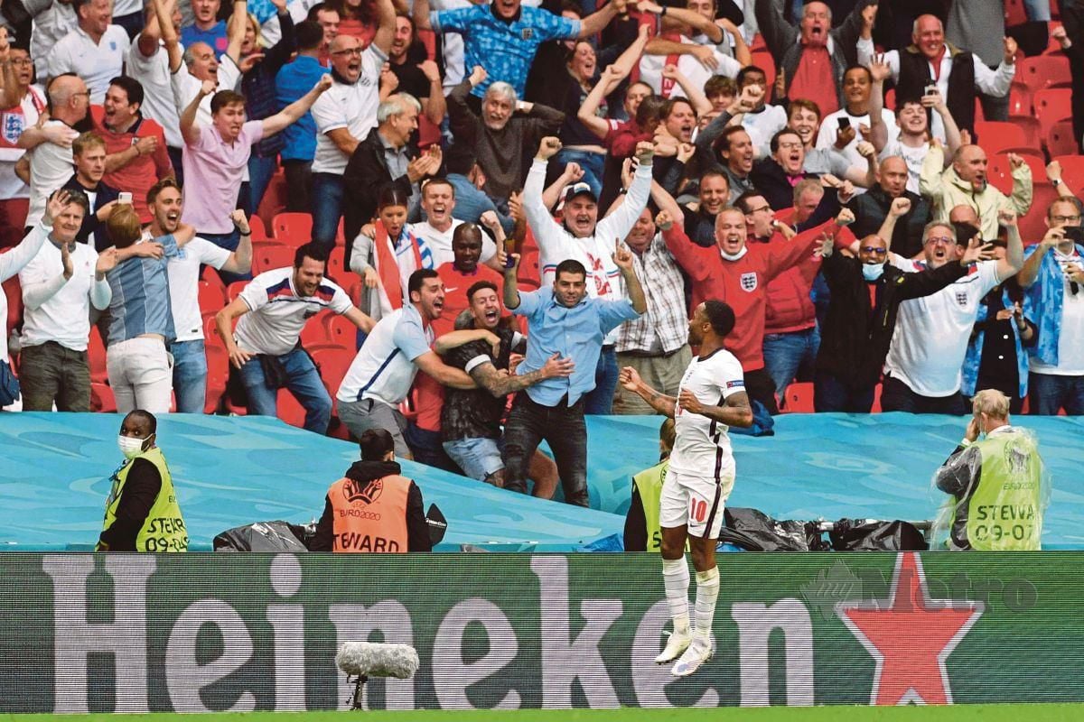 PENYOKONG England meraikan jaringan pembukaan penyerang, Raheem Sterling ketika menewaskan Jerman 2-0 di Wembley, semalam. FOTO AFP