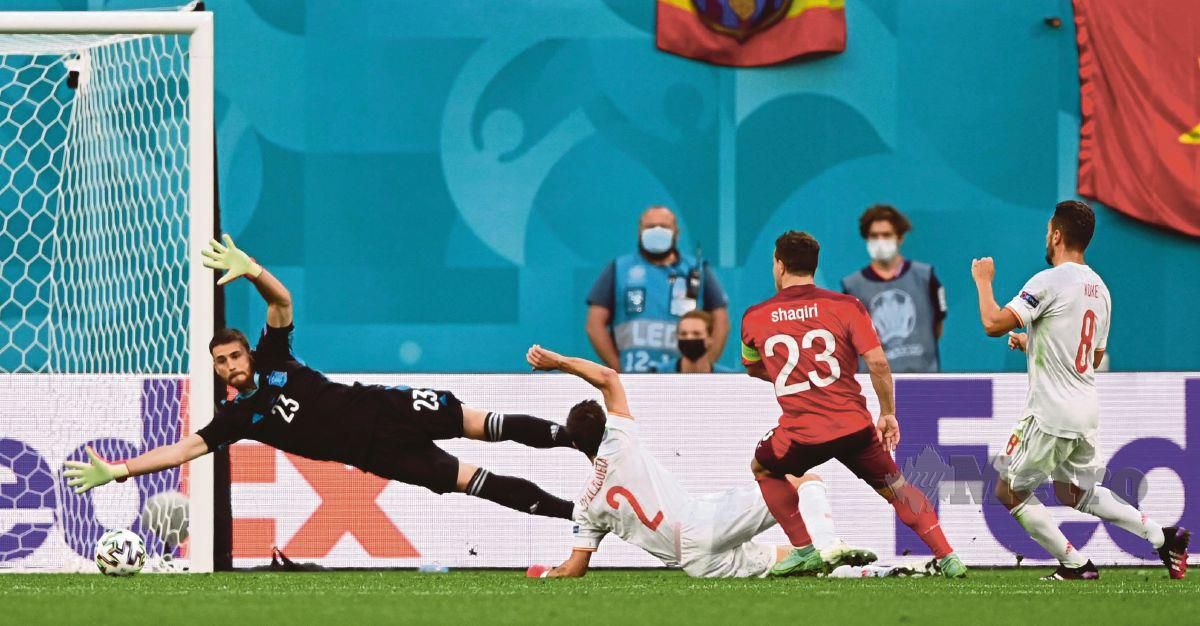 KAPTEN Switzerland, Xherdan Shaqiri (jersi 23) menjaringkan gol penyamaan ketika menentang Sepanyol di Saint Petersburg, hari ini. FOTO AFP