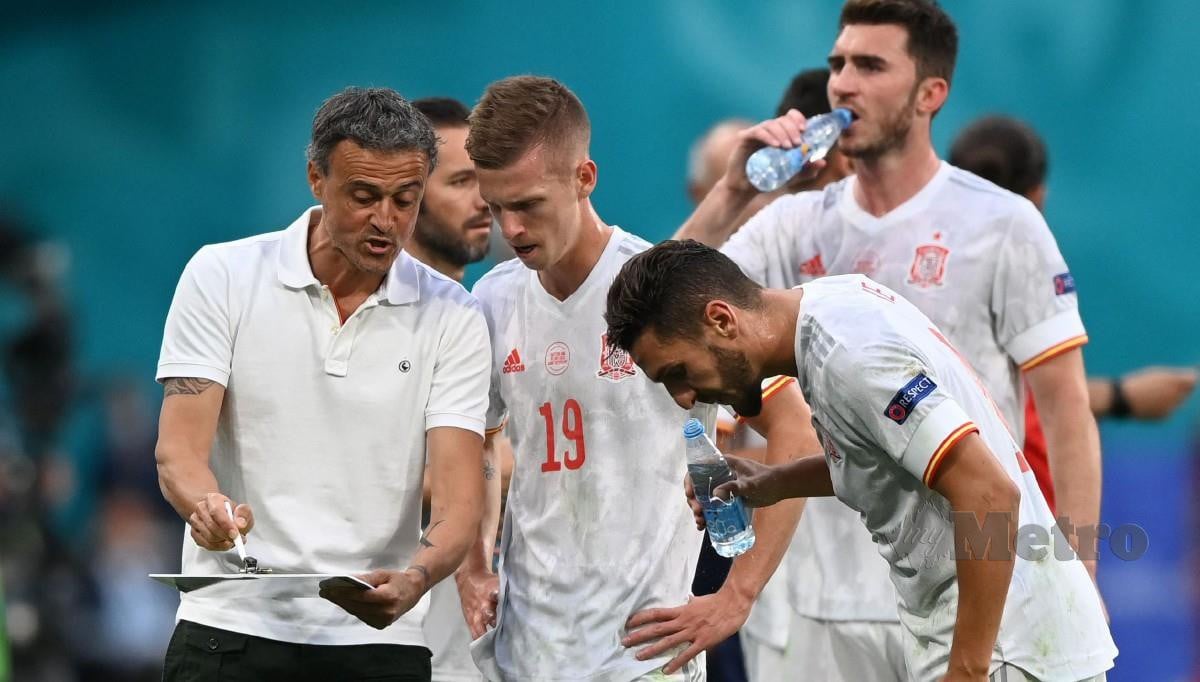 ENRIQUE (kiri) puji aksi tangkas Simon ketika penentuan penalti berdepan Switzerland. FOTO AFP