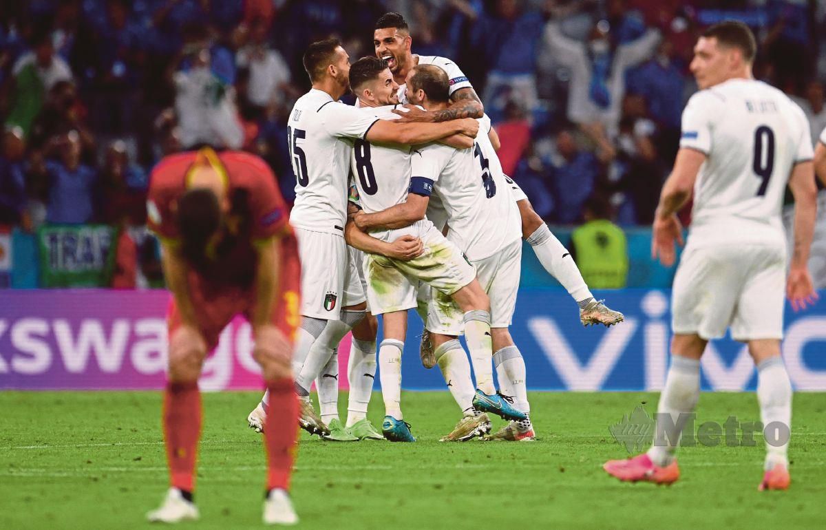 PEMAIN Itali meraikan kejayaan melangkah ke separuh akhir Euro 2020 selepas menewaskan Belgium di Allianz Arena di Munich, semalam. FOTO AFP