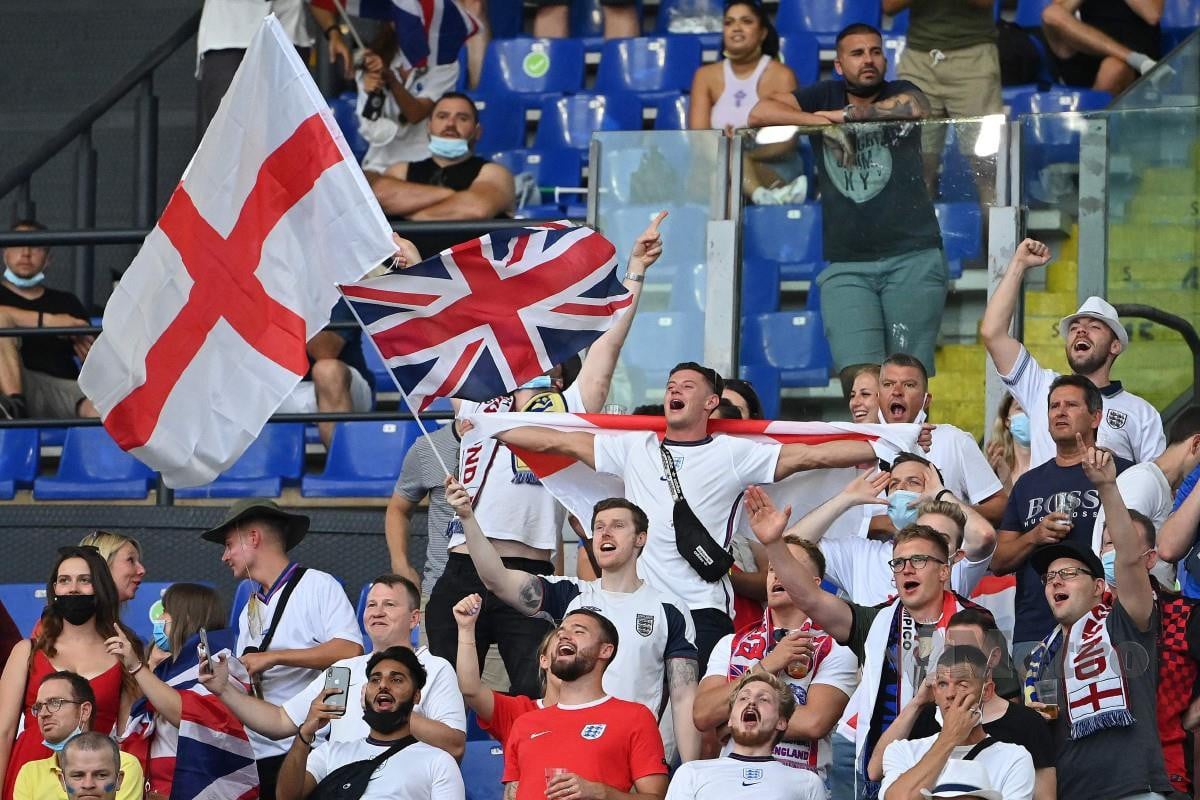 PENYOKONG England bakal memenuhi Stadium Wembley. FOTO AFP