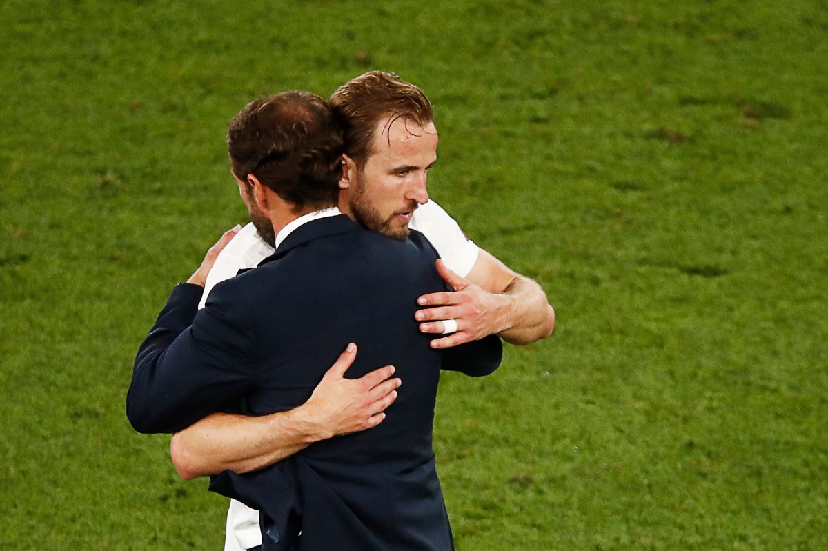 KANE memeluk jurulatih Southgate selepas dikeluarkan dari perlawanan England menentang Ukraine. FOTO AFP 