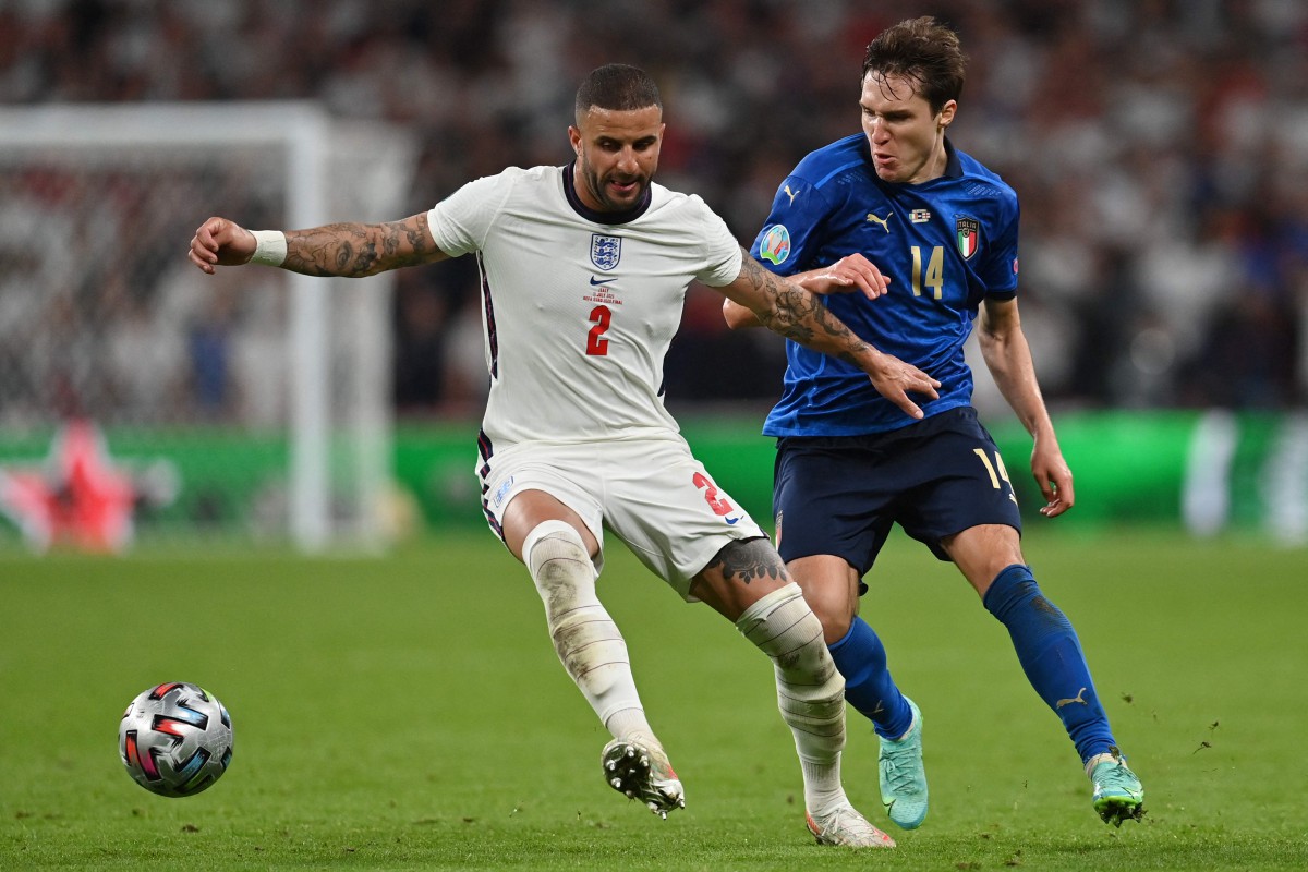 Pertahanan England, Kyle Walker (kiri) berjaya menghalang pemain Itali pada aksi final Euro 2020. FOTO AFP