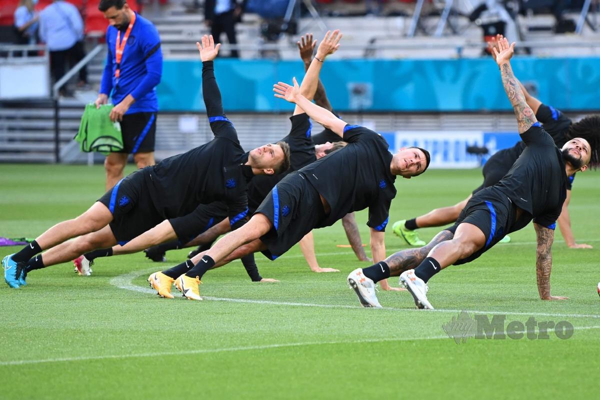 PEMAIN Belanda berlatih menjelang perlawanan pusingan kedua Euro 2020 menentang Republik Czech. FOTO AFP
