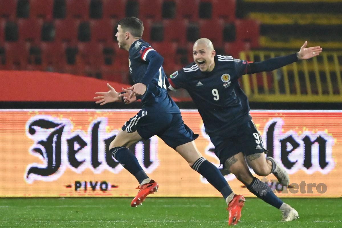 Penyerang Scotland Ryan Christie (kiri) meraikan kejayaan bersama rakan sepasukannya pada aksi kelayakan play-off Euro 2020. FOTO AFP