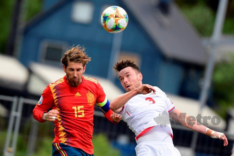 Ramos (kiri) menjaringkan gol pembukaan buat Sepanyol. FOTO AFP