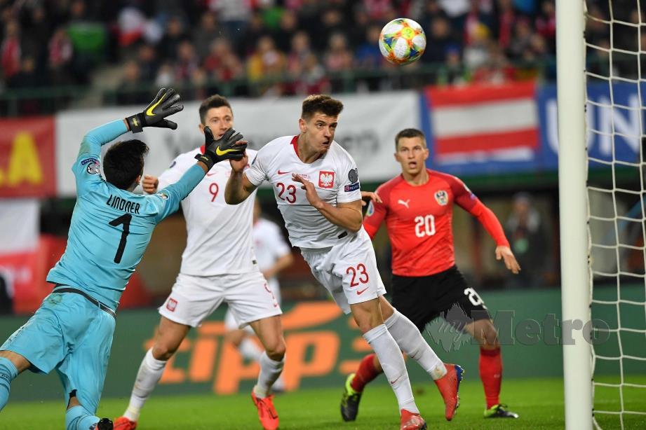 PIATEK menanduk bola menewaskan Austria 1-0 untuk perlawanan kelayakan Euro 2020.