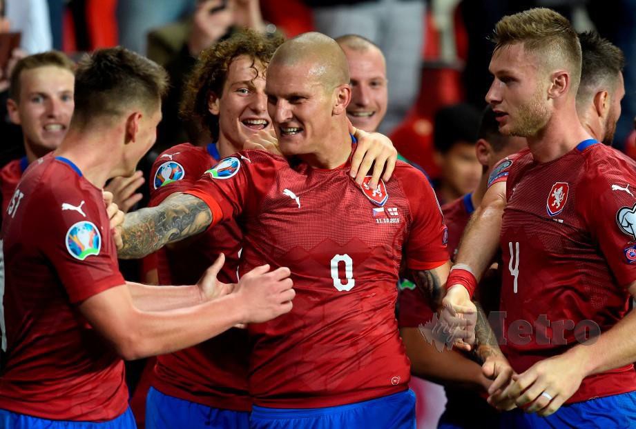 Zdenek Ondrasek (tengah) meraikan jaringannya bersama rakan sepasukan selepas menewaskan England, 2-1 pada aksi kelayakan Euro. FOTO AFP