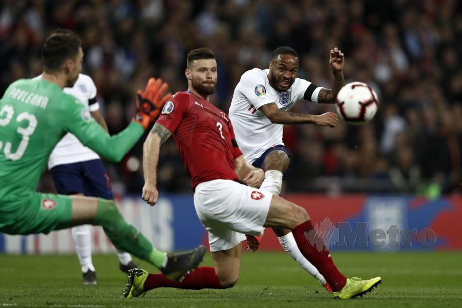 AKSI Sterling menjaringkan gol ketiga England di Stadium Wembley, London. - FOTO AFP 