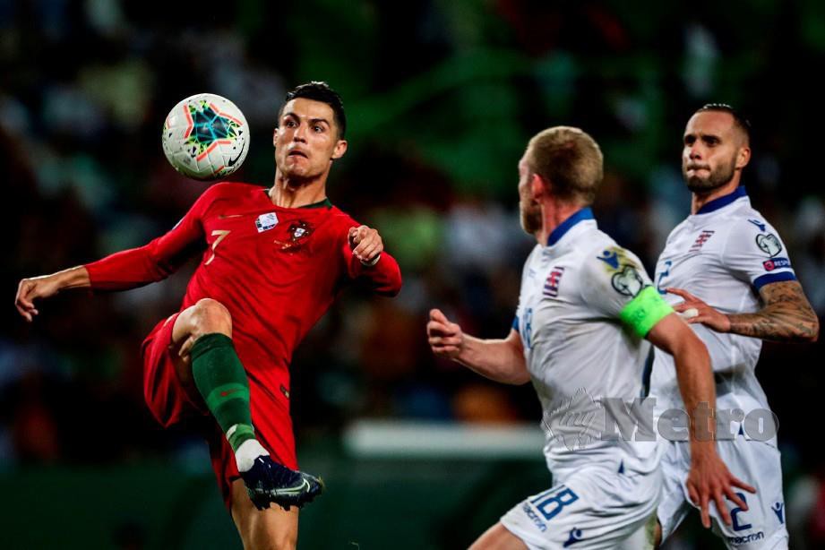 Ronaldo (kiri) dicabar pemain Luxembourg pada aksi kelayakan Euro 2020 di Lisbon, awal pagi ini. FOTO AFP