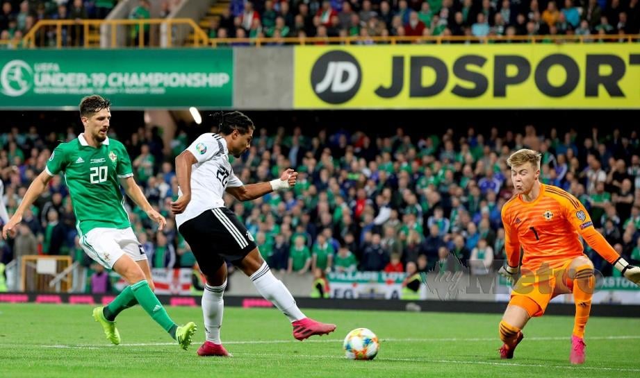 AKSI  Gnabry (tengah)  menjaringkan gol kedua Jerman di Belfast. - FOTO AFP  