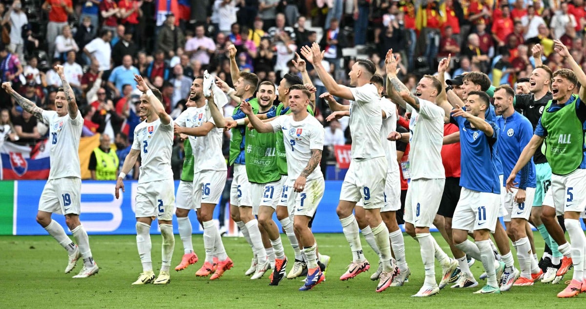 PEMAIN Slovakia meraikan kejayaan menumpaskan Belgium. FOTO AFP
