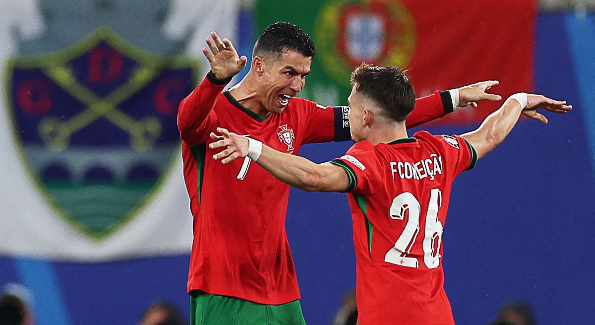 PENYERANG Portugal Cristiano Ronaldo berpelukan dengan Conceicao selepas tamat perlawanan menentang Czech.  FOTO AFP