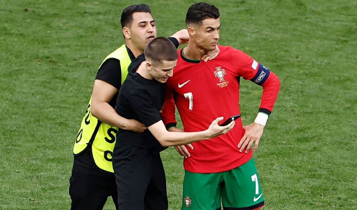 INSIDEN berswafoto dengan Ronaldo buka mata Uefa. FOTO AFP